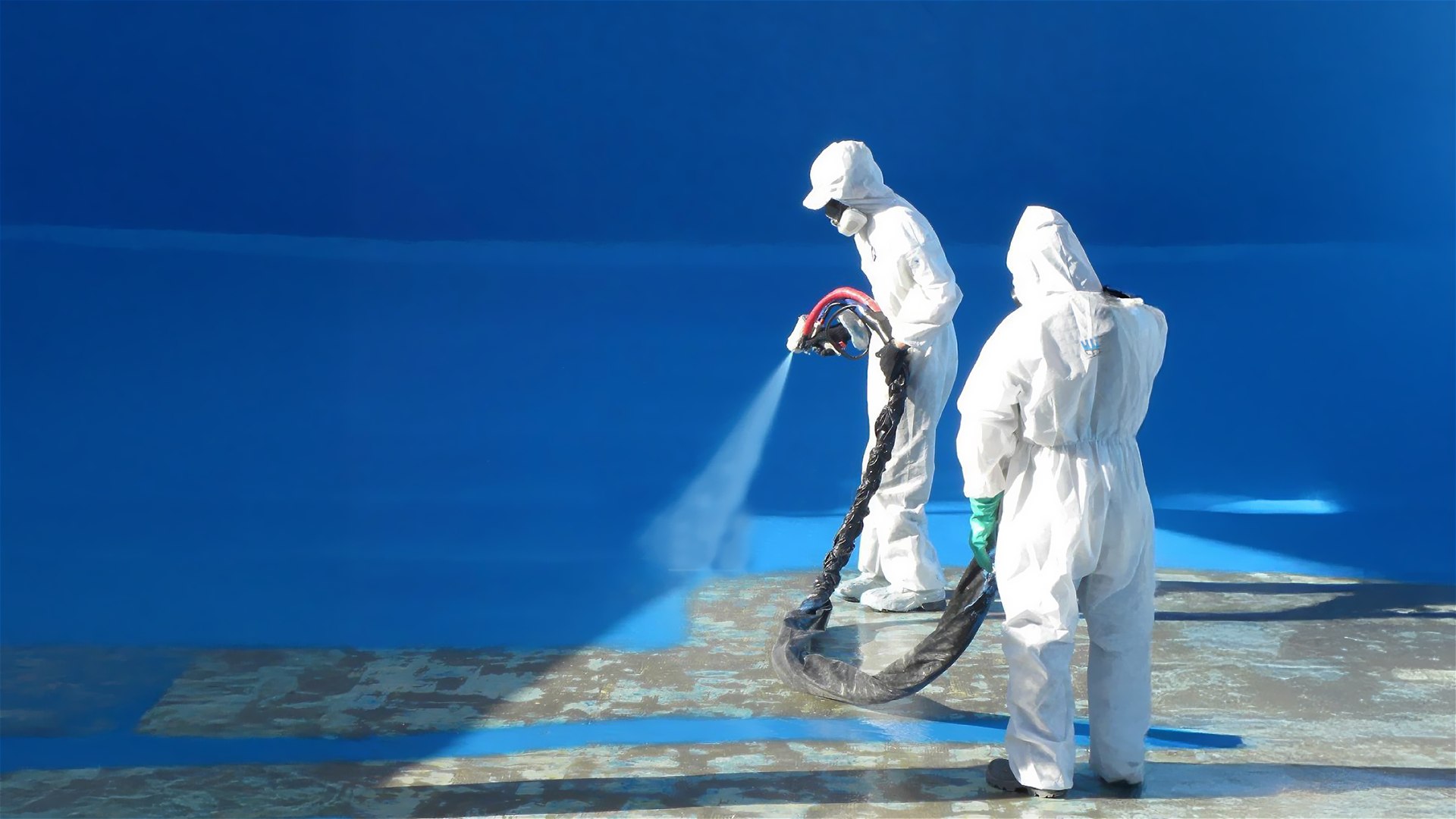 屋顶喷涂聚脲防水涂料,提升屋面耐久防水性能