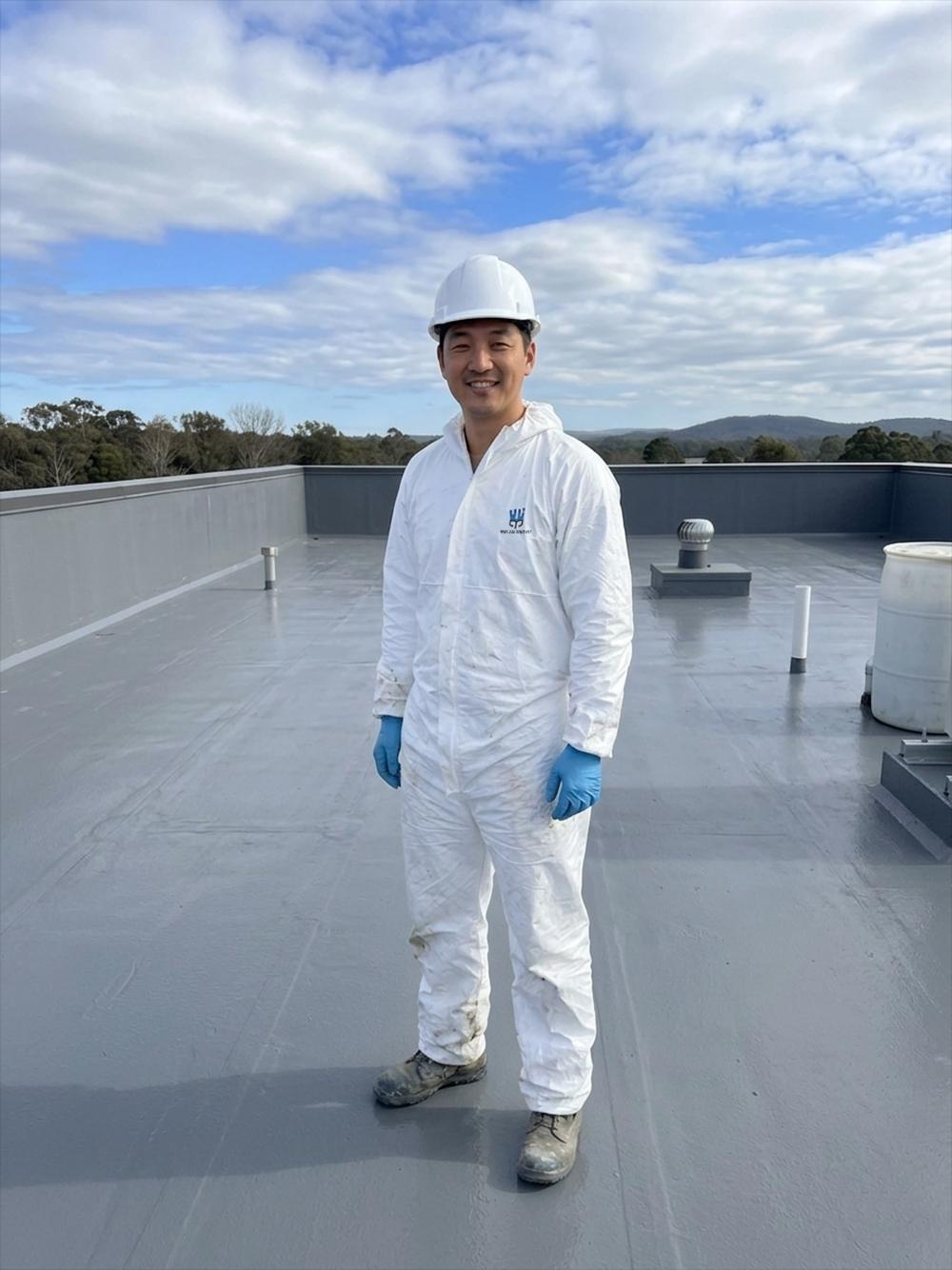 防水工作后，技术人员站在涂层工业屋面上