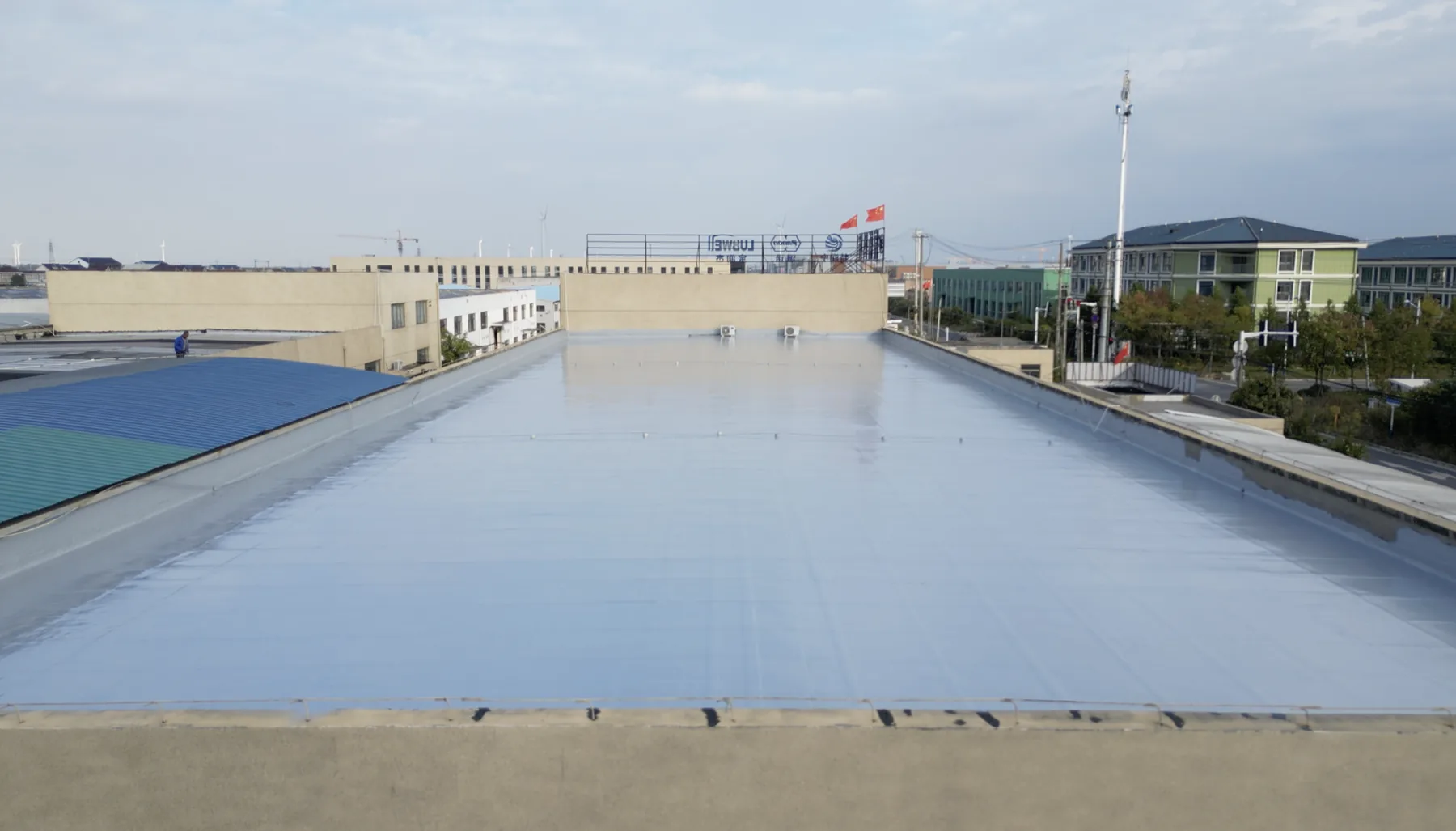 大型平坦建筑屋面上的浅灰色涂层成品