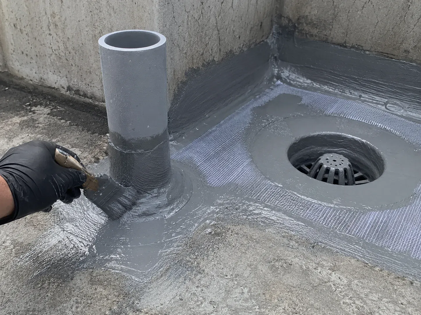 管根和屋面排水管周围聚脲细节处理，采用加固网
