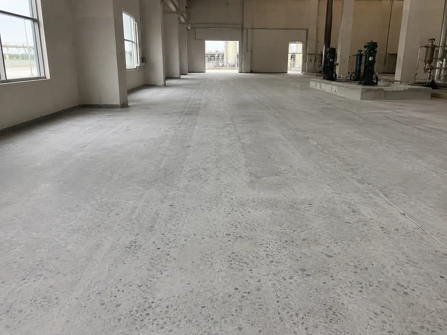 手工施工聚脲地坪体系前混凝土地坪表面处理