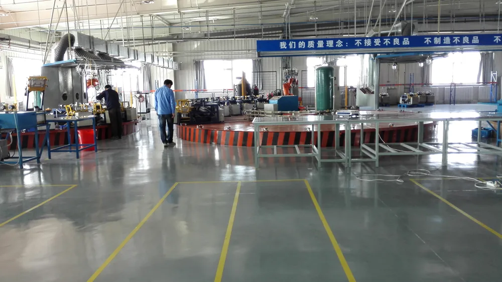 有黄线标记和设备区的汽车零部件车间地坪