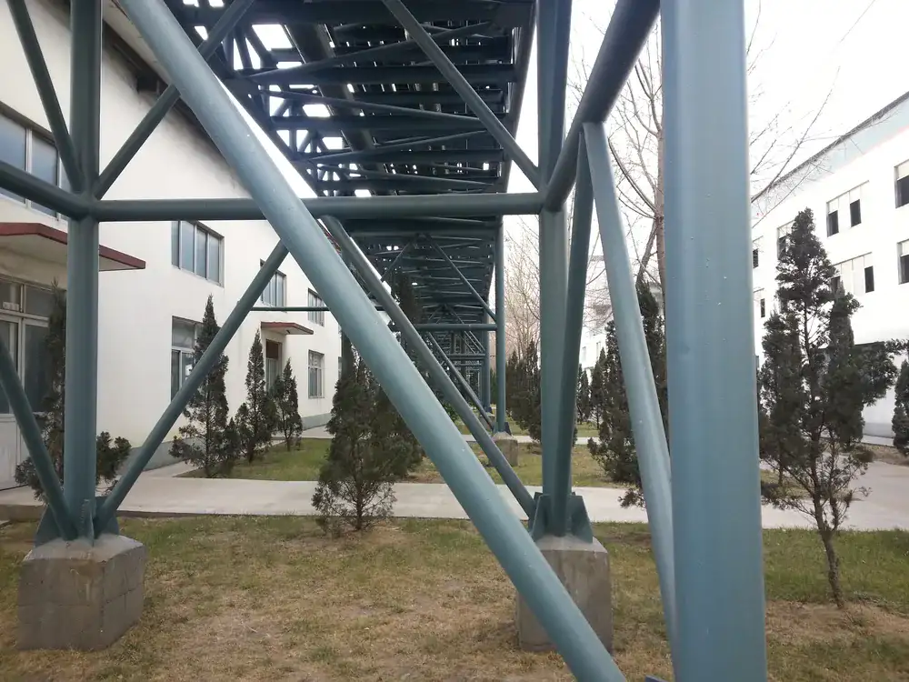 钢管架支撑结构，外露防腐涂层