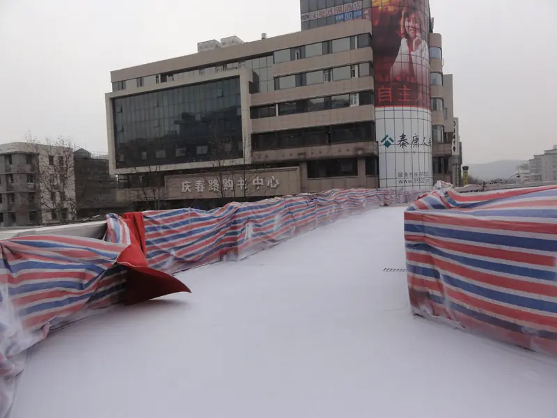 室外城市环境中的成品人行天桥走道涂层