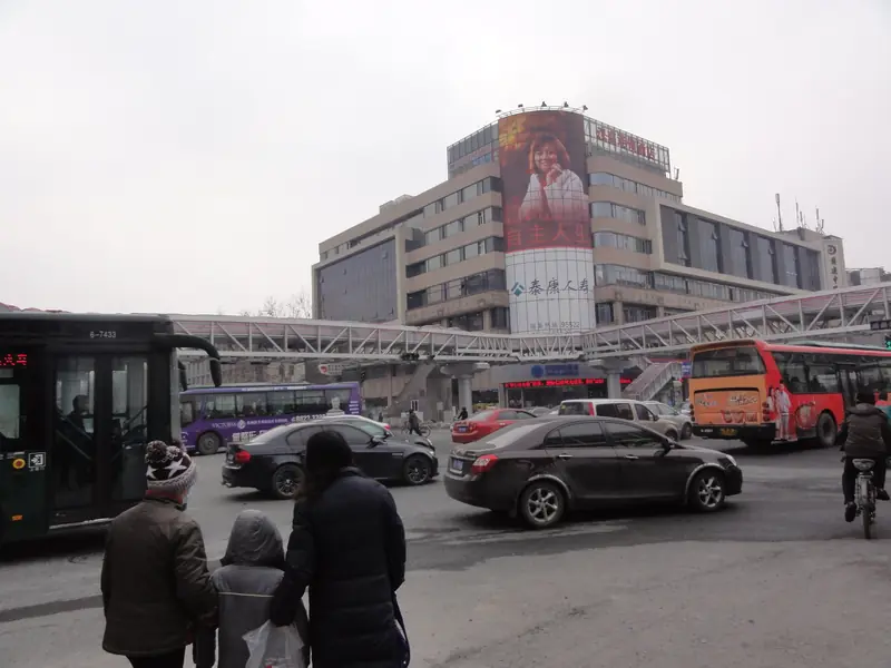 带防护涂层的城市人行天桥外部钢结构