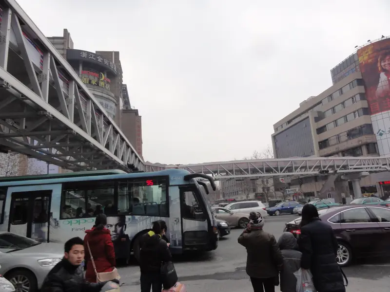 公共环境中的人行天桥钢架及走道防护