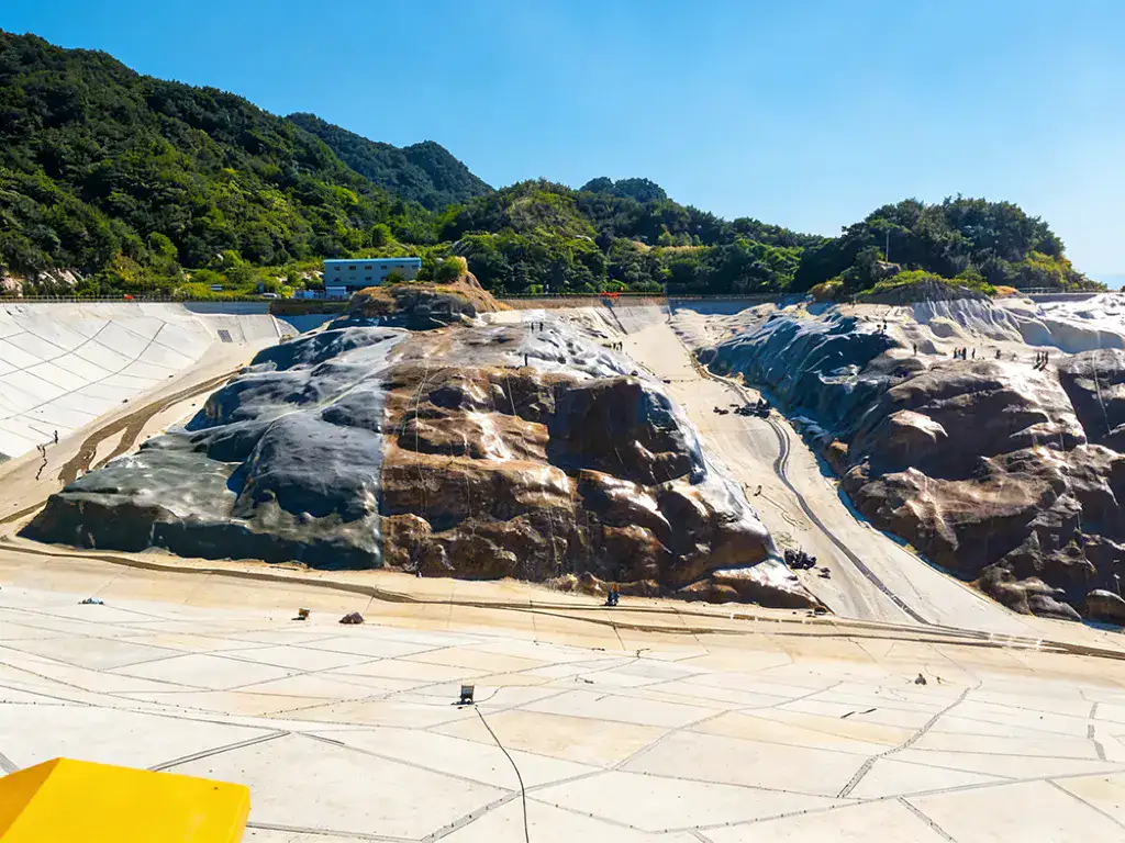 水库边坡及岩体断面做好防水防护准备