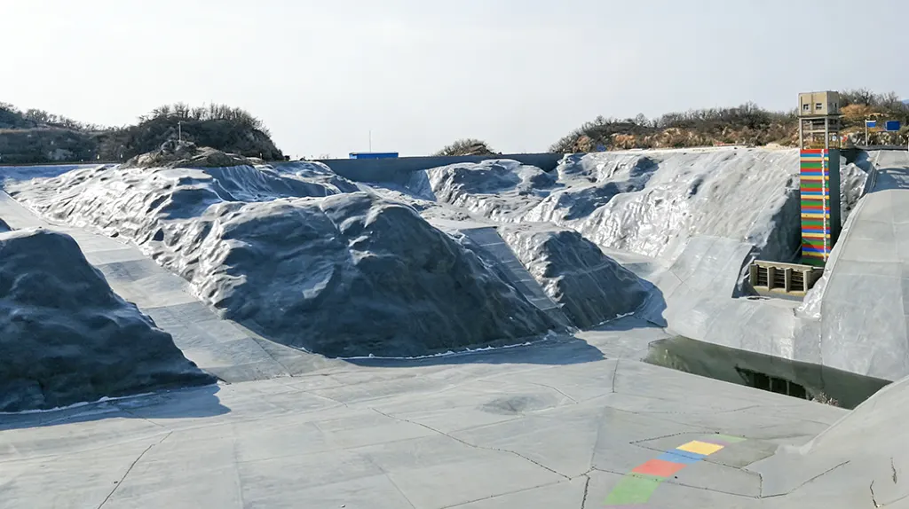 带防水膜区域的大型水库倾斜混凝土表面