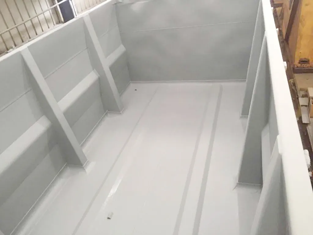 矿用卡车车厢内的聚脲内衬成品细节