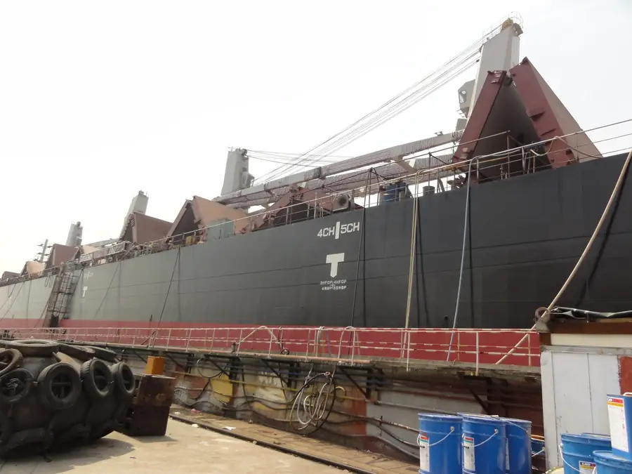 船用钢质船体舷侧采用 BW8008 底漆和 BW3-951 涂层保护