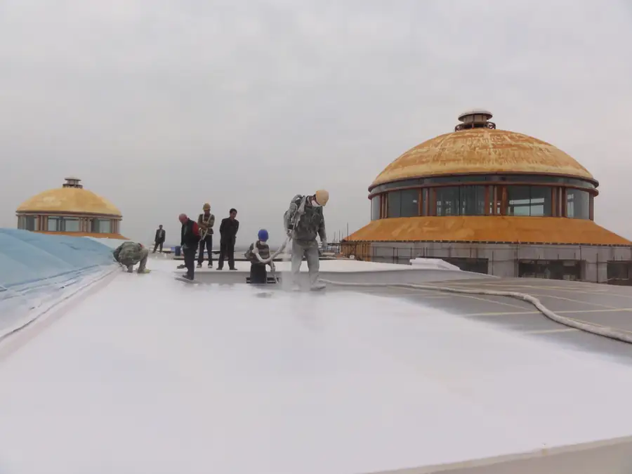 穹顶建筑屋面区域采用喷涂聚脲防水体系保护