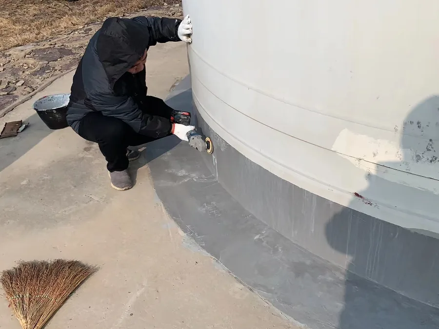 工人在聚脲涂料前打磨风力涡轮机底座过渡